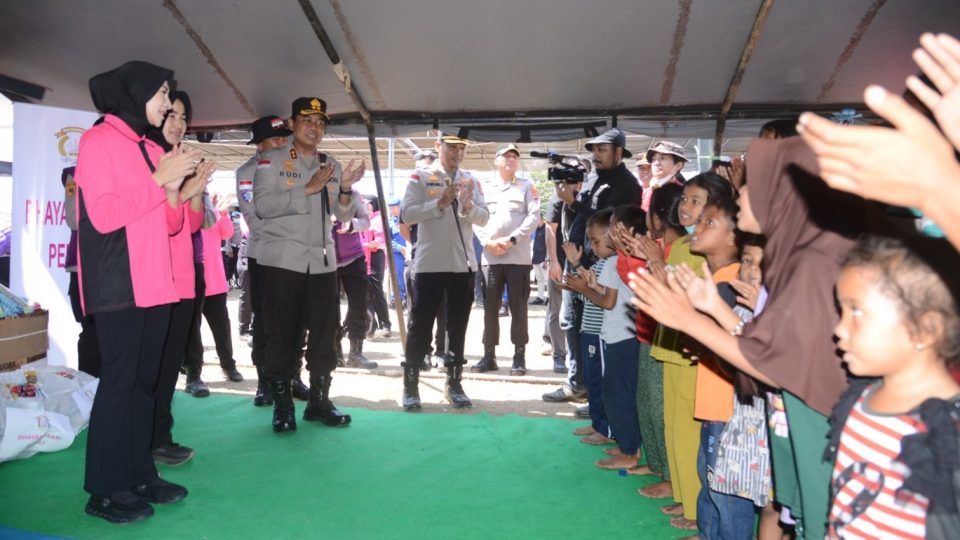 Polri Hadirkan Kepedulian, Berikan Trauma Healing bagi Pengungsi Gempa di Maumere