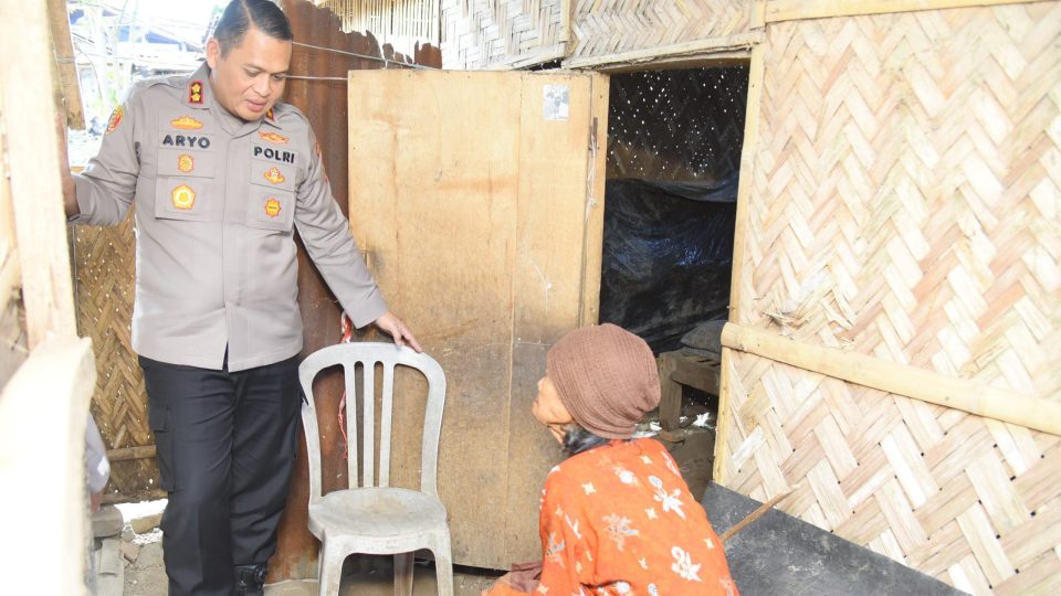 Polri Peduli, Polres Bondowoso Santuni Nenek Sebatangkara