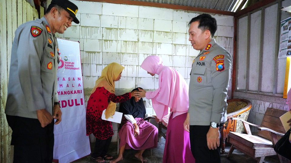 Polri Untuk Masyarakat Kapolres Bojonegoro Beri Bantuan Anak Difabel