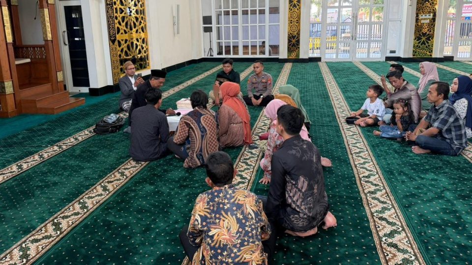 Prosesi akad nikah berlangsung khidmat dengan dihadiri petugas Kantor Urusan Agama (KUA), keluarga kedua mempelai, serta anggota Kepolisian