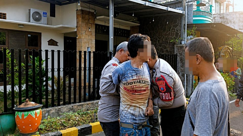 Respon Cepat Layanan 110 Polresta Malang Kota, Anggota Amankan Pria Ngamuk Lempar Kaca dan Genteng ke Jalan