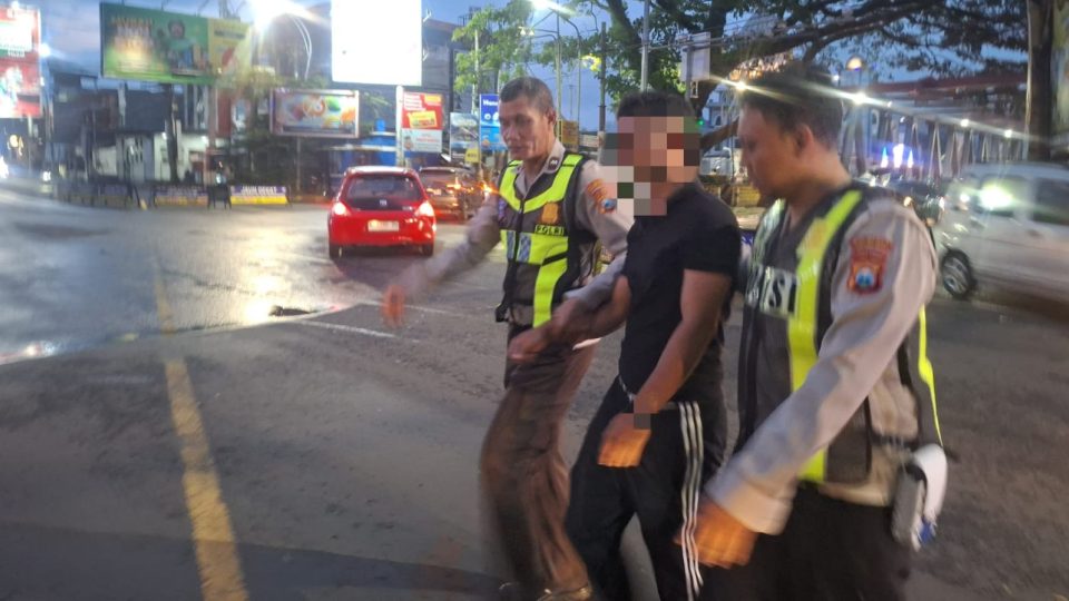 Respons Cepat Anggota Pospam dan Pengendara Gagalkan Percobaan Bunuh Diri di Jembatan Soekarno Hatta