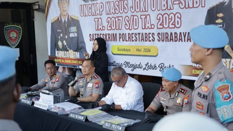 Saat dilakukan verifikasi, pengawas menemukan adanya perbedaan antara foto pada ijazah SMA dengan foto yang tercantum pada kartu peserta ujian