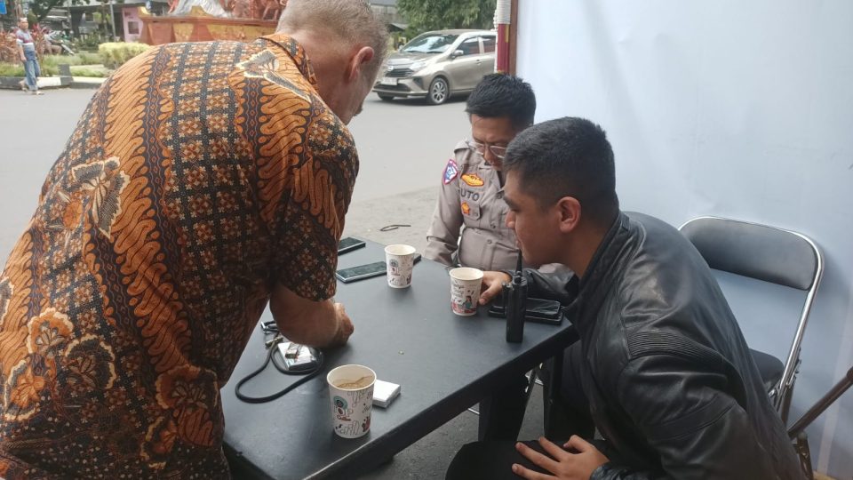 Sambil menikmati kopi, Mark diminta memberikan penilaian terhadap pengaturan lalu lintas oleh Polri selama masa libur panjang