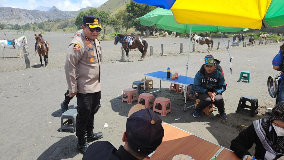 Sapa Pengunjung di Gunung Bromo Kapolres Probolinggo Pastikan Keamanan Wisatawan