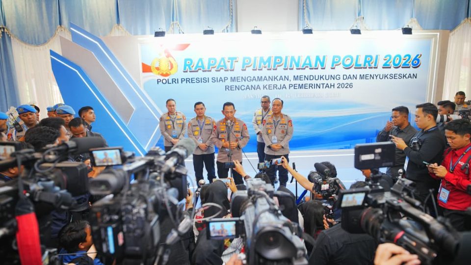 Satuan PJR (Patroli Jalan Raya), Ditlantas Polda Jatim membagikan flyer kepada pengguna jalan khususnya jalan tol.