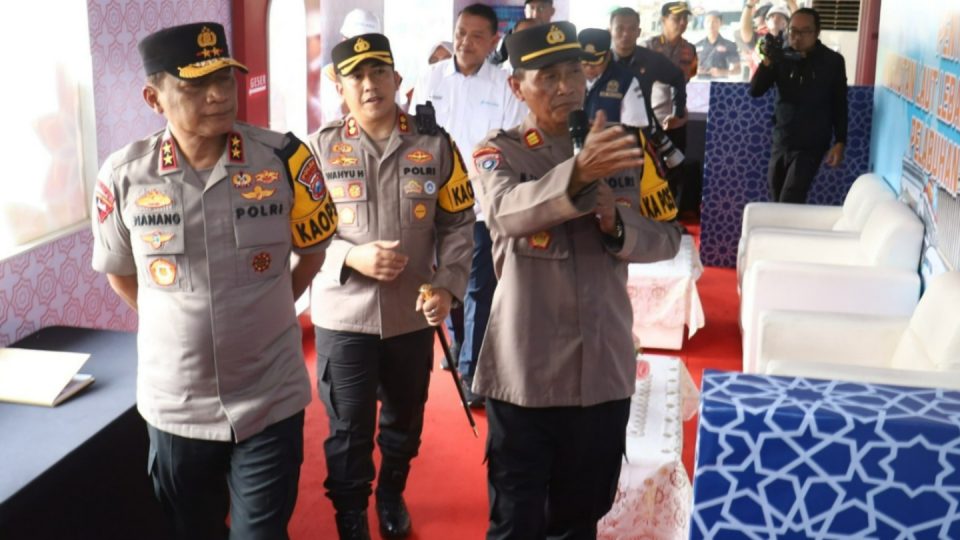 Satuan Samapta Polresta Sidoarjo saat bertugas di Pos Pelayanan Operasi Ketupat Semeru 2026 Terminal Purabaya, Bungurasih