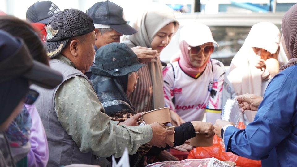 Setelah pemeriksaan kesehatan, peserta menikmati sajian makan bersama yang telah disiapkan secara gratis
