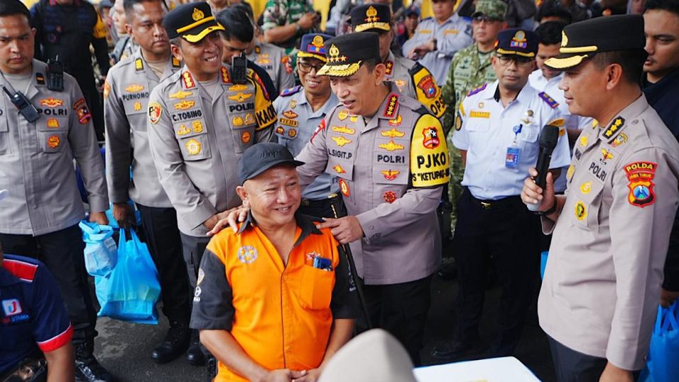 Tinjau Terminal Purabaya, Kapolri ke Sopir Bus Hati-Hati dan Jaga Keselamatan Pemudik