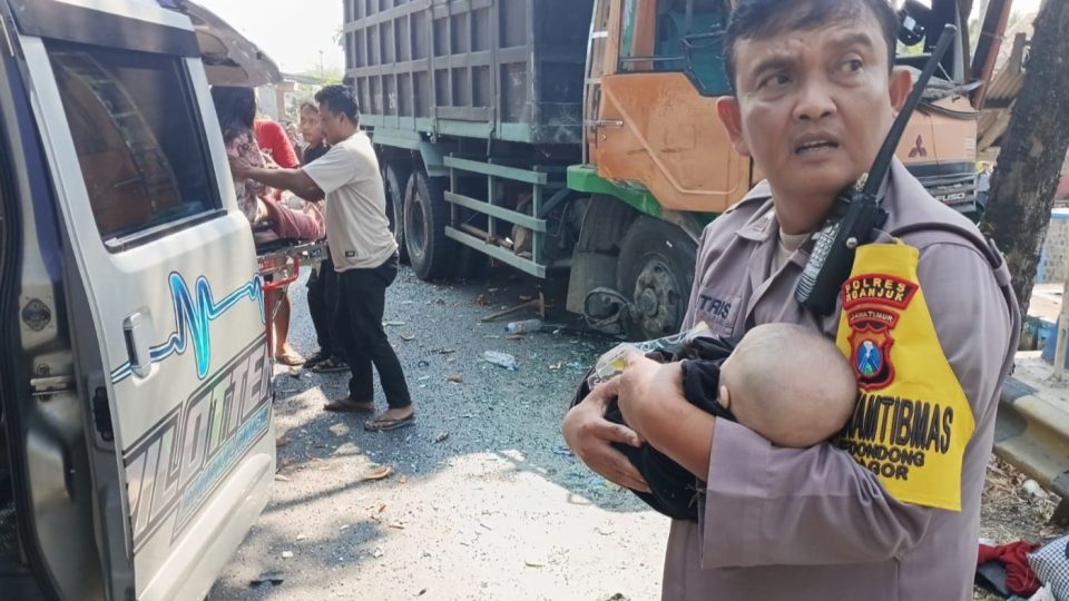 Tuai Pujian Warganet, Aksi Heroik Bhabinkamtibmas Polsek Bagor Selamatkan Bayi Korban Kecelakaan Bus di Nganjuk
