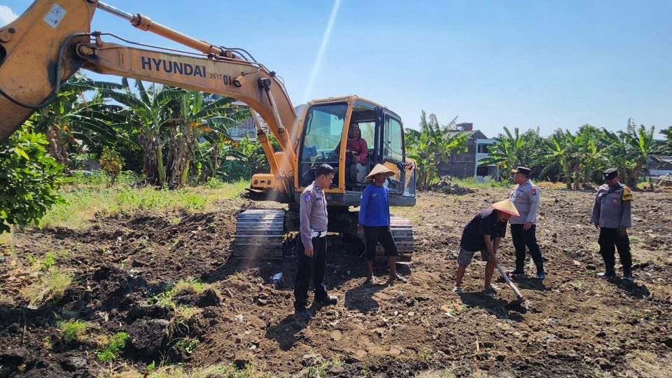 Untuk memaksimalkan proses penggemburan dan penataan tanah, satu unit alat berat berupa ekskavator didatangkan ke lokasi.