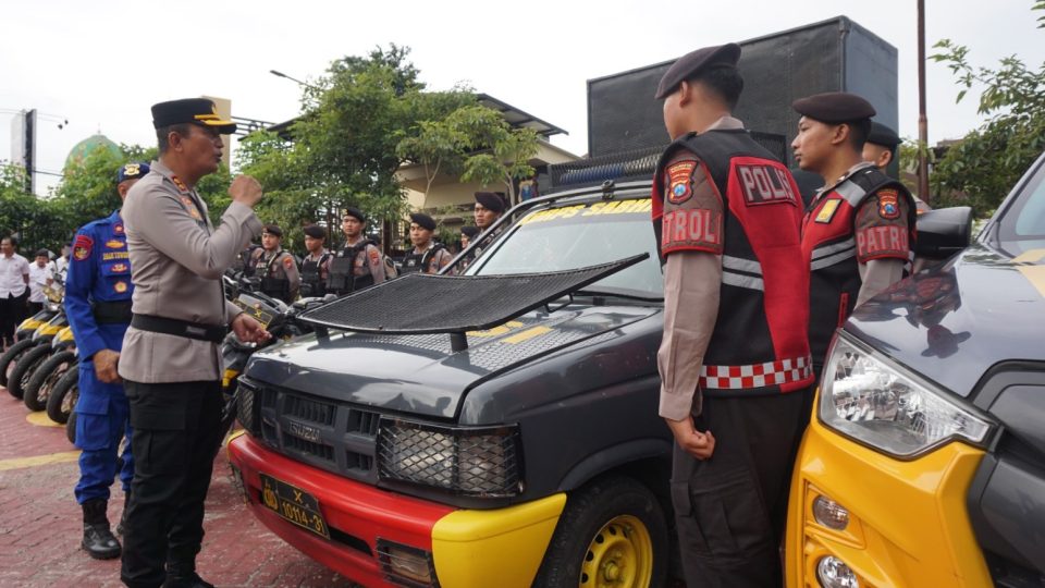 Wakapolresta Sidoarjo juga melakukan pengecekan kesiapan 1.200 personel yang akan diturunkan serta sarana maupun prasarana yang akan digunakan nanti.