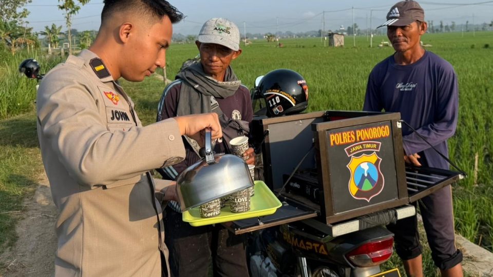 Wedangan Keliling Cara Polres Ponorogo Edukasi Kamtibmas dan Sosialisasi Call Center 110